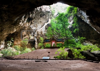 Kuha Karuhas pavillon in Phraya Nakorn cave