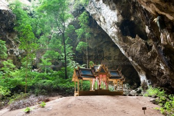 Kuha Karuhas pavillon in Phraya Nakorn cave