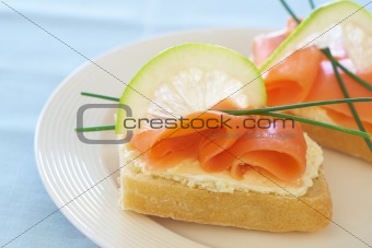 Smoked salmon and cream cheese on white bread