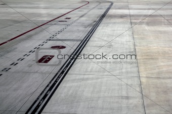 landing runway road airplanes traffic signals lines