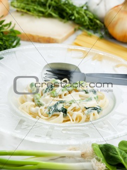 pasta linguine with spinach and asparagus (pasta primavera)