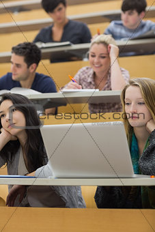 Listening students in a lecture hall