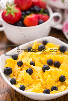 Cornflakes with strawberries and blueberries
