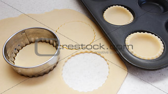 Cutting pastry circles 