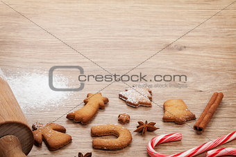 Rolling pin and gingerbread cookies