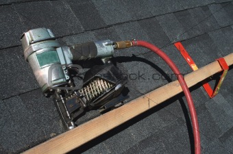 Pneumatic roofing nail gun