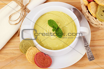 Vegetable cream soup with broccoli, green beans, mint and bread