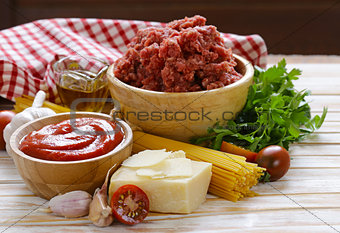 Ingredients for pasta with bolognese sauce (meat, tomato sauce, garlic, olive oil)