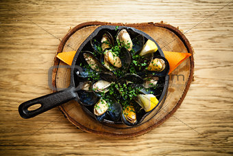 Steamed mussels with dressing