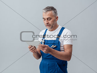 Repairman connecting with a tablet