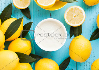 Lemon taste breakfast yoghurt with raw lemons